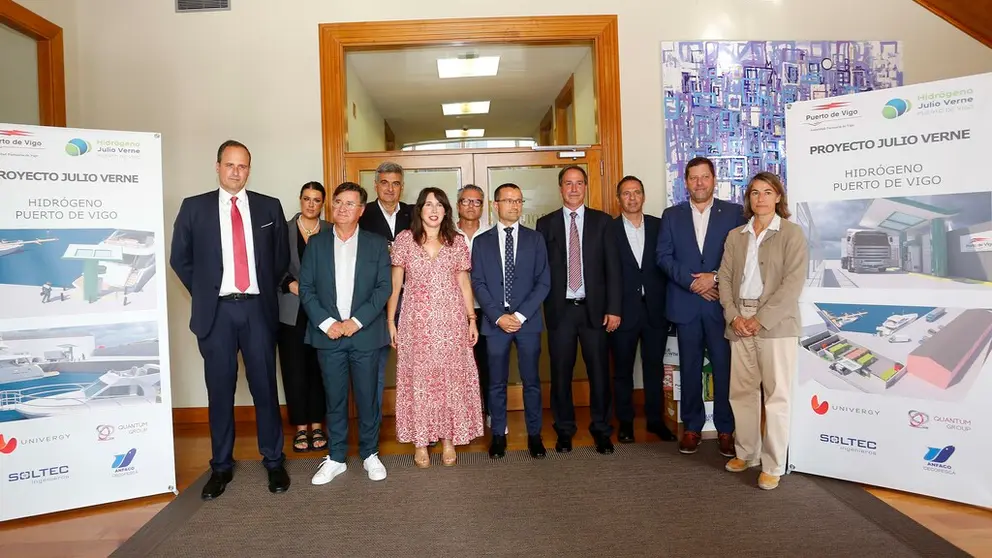 Representantes de las entidades y empresas participantes en el proyecto Julio Verne, acompa&ntilde;ados de la conselleira de Econom&iacute;a, Industria e Innovaci&oacute;n.