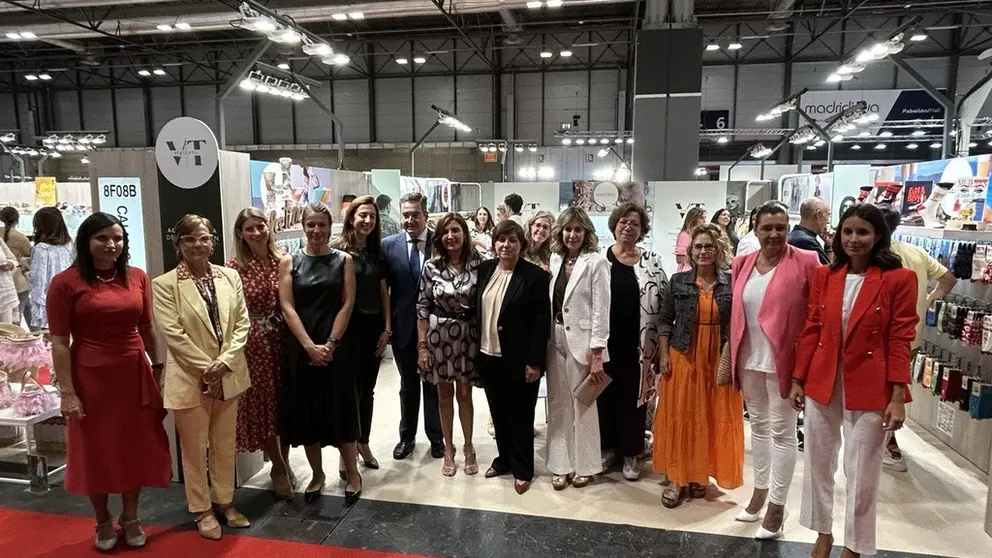 Participantes de la 1&ordf; edici&oacute;n de V&iacute;a Textil junto a representantes del consorcio de Consorcio de la Zona Franca de Vigo y de Roberto Verino.