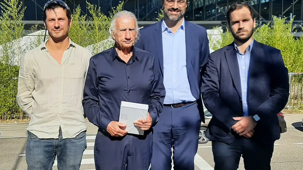 Representantes de Voltfer y Ascensores Enor en la instalacion de paneles fotovoltaicos  en la sede de la empresa ascensorista en Vigo.