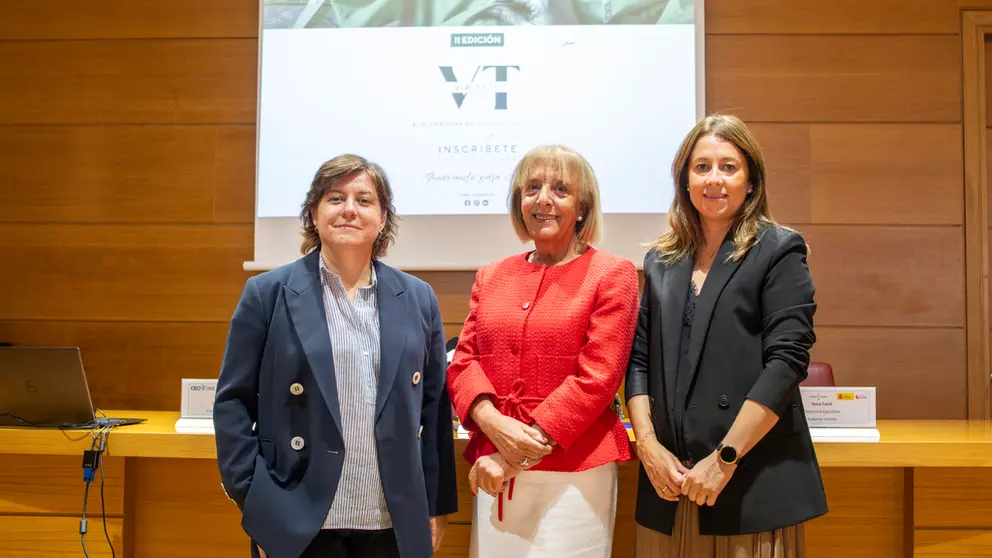 De izquierda a derecha, Dora Casal, Marisol N&oacute;voa y Francisca Garc&iacute;a en la presentaci&oacute;n de la nueva edici&oacute;n de ViaTextil.