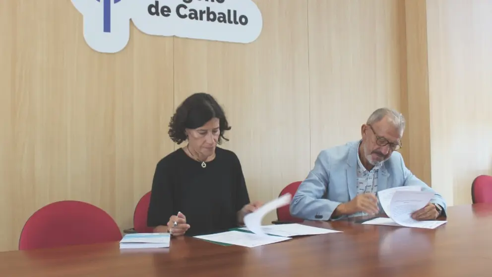 Raquel Rodr&iacute;guez Hern&aacute;ndez, presidenta de la Comunidad de Propietarios del Pol&iacute;gono de Carballo y Jos&eacute; Ram&oacute;n Santamar&iacute;a Barreiro, presidente de Fundaci&oacute;n Inade, firmaron el acuerdo.