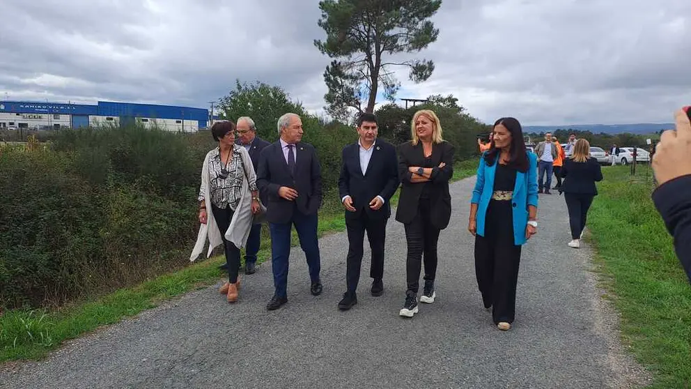 En primera fila, el alcalde de Monforte, el delegado del Gobierno en Galicia, la gerente de SEA, y la subdelegada del Gobierno en Lugo, en la visita al pol&iacute;gono de Reboreda.