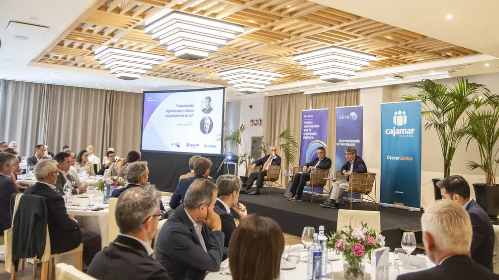 Conferencia de &Aacute;lvaro Nadal y Jorge Dezcallar en Vigo.