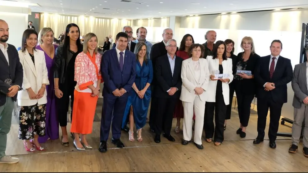 Foto dos premiados na primeira edici&oacute;n dos premios Benfeito de Consumo.