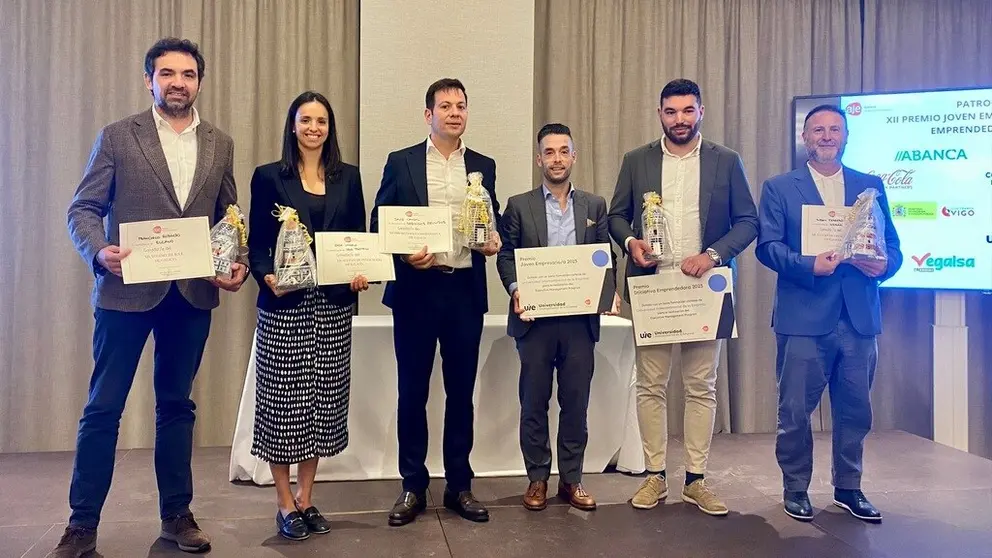 Foto de los galardonados en los Premios AJE Galicia, entregados este jueves en Vigo.