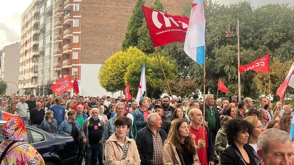 Asistentes a la manifestaci&oacute;n en O Barco de Valdeorras en defensa de una soluci&oacute;n que evite el cierre de Irosa y Samaca.