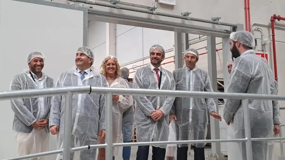 Autoridades en el acto de inauguraci&oacute;n de la f&aacute;brica de Conservas Cerqueira.