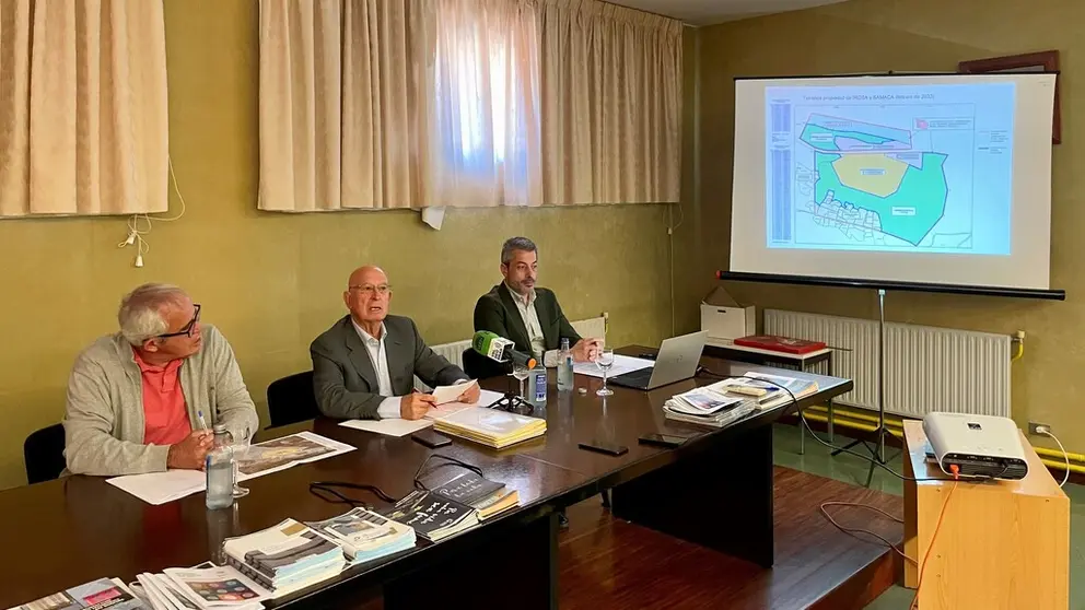 Rogelio L&oacute;pez compareci&oacute; hoy en rueda de prensa en la sede del Cl&uacute;ster da Pizarra de
Galicia para explicar de forma cronol&oacute;gica los hechos que han llevado a la situaci&oacute;n
de orden de desahucio de Irosa y Samaca.