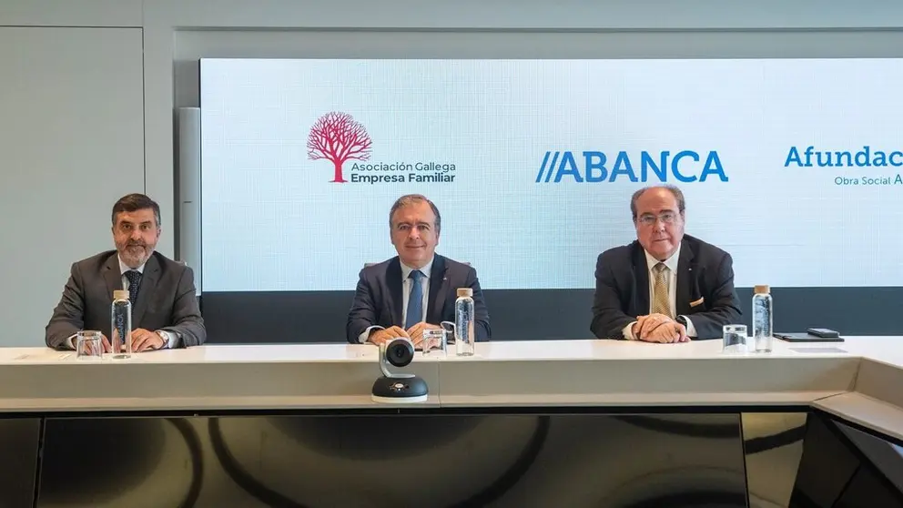 El presidente de AGEF, Jos&eacute; Bernardo Silveira, el consejero delegado de ABANCA, Francisco Botas, y el presidente de Afundaci&oacute;n y rector de la UIE, Miguel &Aacute;ngel Escotet.