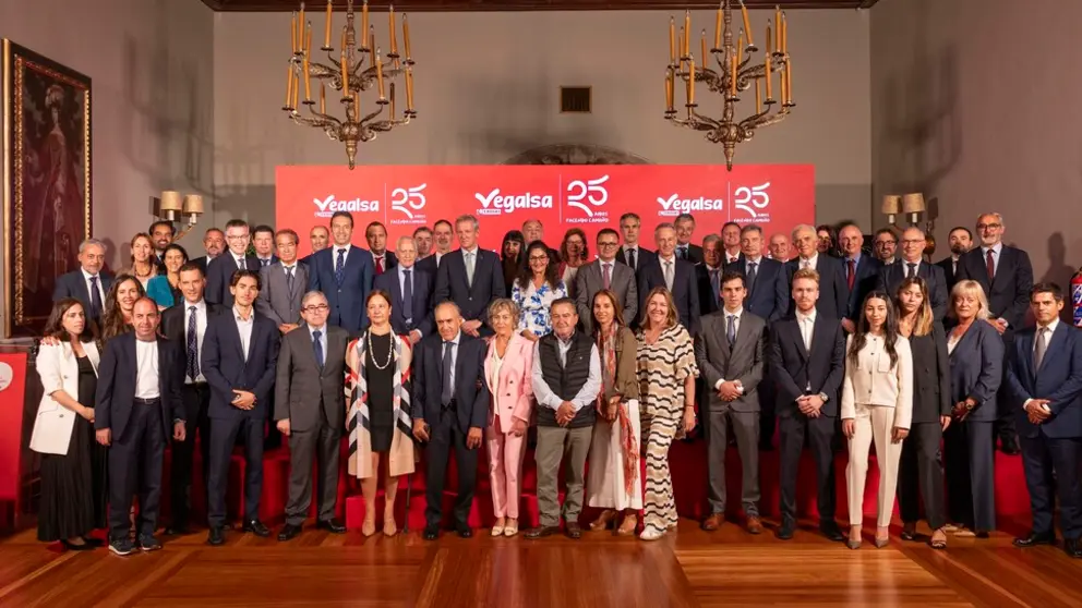 Foto de familia de la celebraci&oacute;n del 25&ordm; aniversario de la alianza de Vegalsa y Eroski.