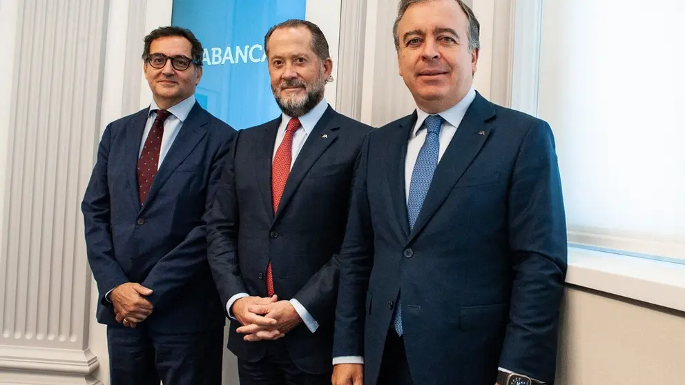 De izquierda a derecha, el deputy CEO de BFCM, Alexandre Saada, el presidente de Abanca, Juan Carlos Escotet Rodr&iacute;guez, y el CEO de Abanca, Francisco Botas.