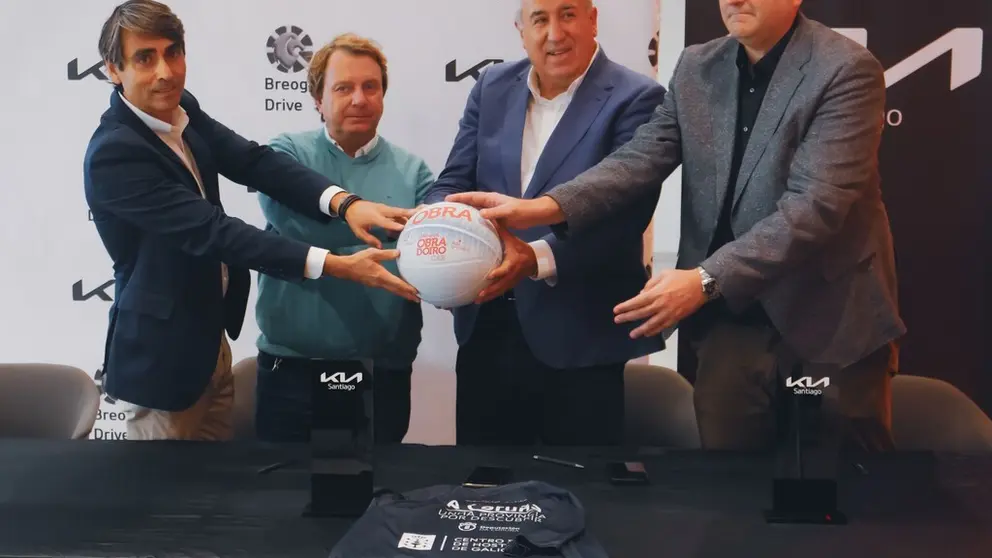 Alejandro S&aacute;nchez, gerente de Kia Breog&aacute;n Drive; Rafael Silva, miembro del consejo de administraci&oacute;n del Monbus Obradoiro; Jos&eacute; Ram&oacute;n Ferreiro, director general de Grupo Breog&aacute;n y Eduardo Pascual, director deportivo del Monbus Obradoiro.