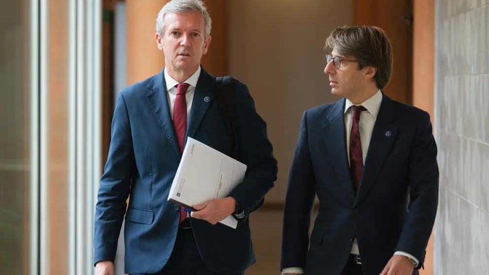 Alfonso Rueda y Miguel Corgos, de camino a la rueda de prensa tras el Consello de la Xunta.