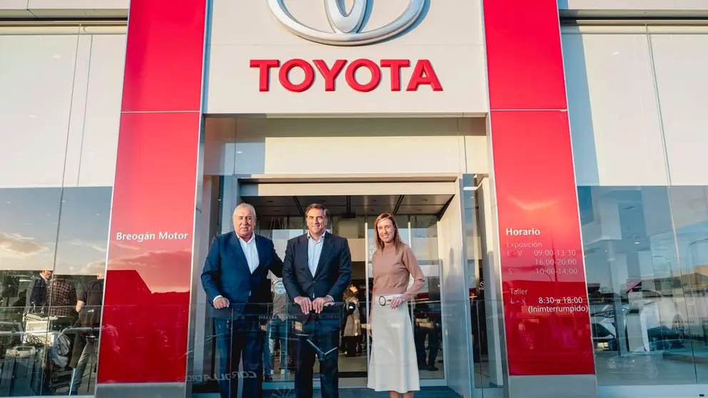 Jos&eacute; Ram&oacute;n Ferreiro, Miguel Carsi y Adriana Ferreiro, a las puertas del concesionario Toyota de A Coru&ntilde;a.