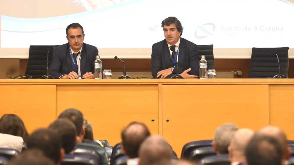 Mart&iacute;n Fern&aacute;ndez Prado, presidente de la Autoridad Portuaria de A Coru&ntilde;a (der.), en el XVI Foro de Clientes.