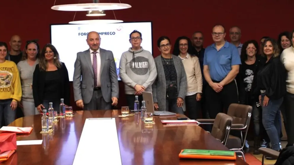 Asistentes al Foro sobre los datos del Programa Integrado de Empleo de la Asociaci&oacute;n de Empresarios de San Cibrao.