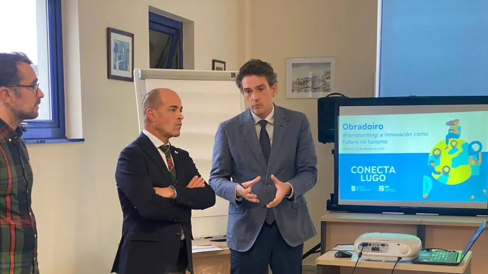 No centro da imaxe, o secretario da CEL, Jaime L&oacute;pez, nun momento do obradoiro sobre innovaci&oacute;n no turismo celebrado en Ribadeo.
