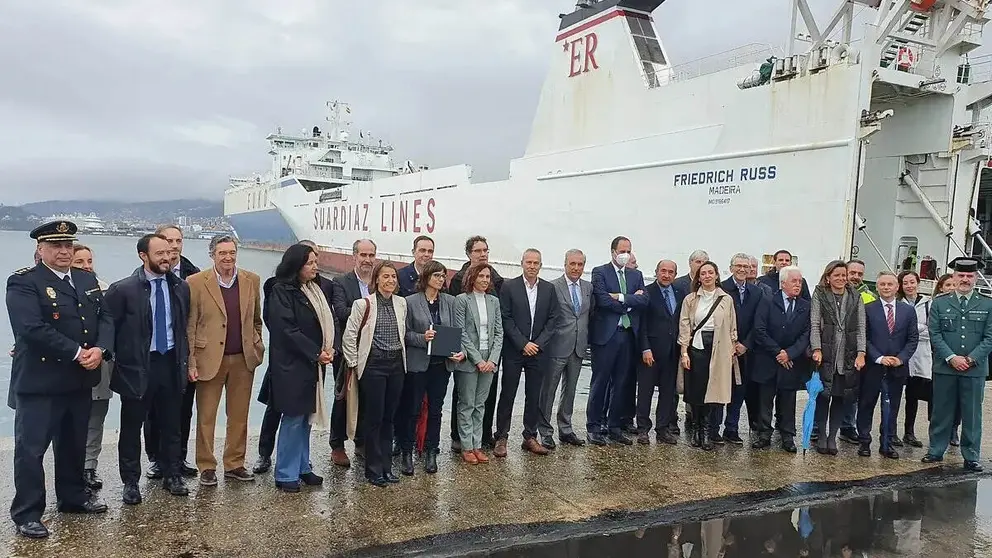 Autoridades frente al buque que realizar&aacute; la ruta Vigo-Liverpool.