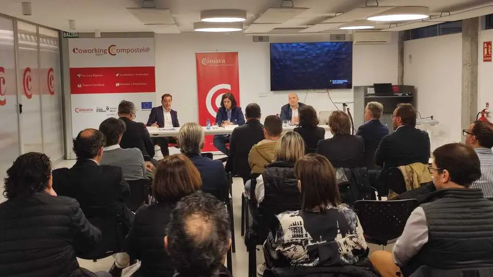 Asistentes al encuentro empresarial sobre financiaci&oacute;n alternativa en la C&aacute;mara de Santiago.