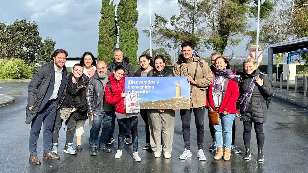 Personas retornadas, gracias al Programa Retorna Cualifica Emprego, en sullegada al aeropuerto de Alvedro.