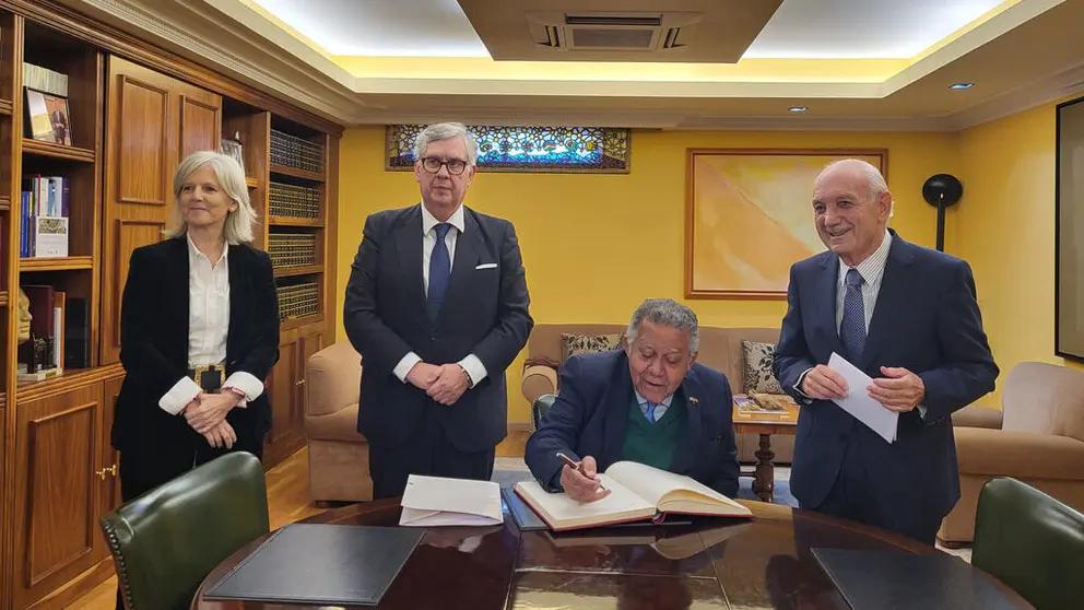 El embajador de Rep&uacute;blica Dominicana en Espa&ntilde;a firma en el libro de honor de la CEC en presencia de la directora del Igape, el presidente de la CEG y el de la Confederaci&oacute;n coru&ntilde;esa.