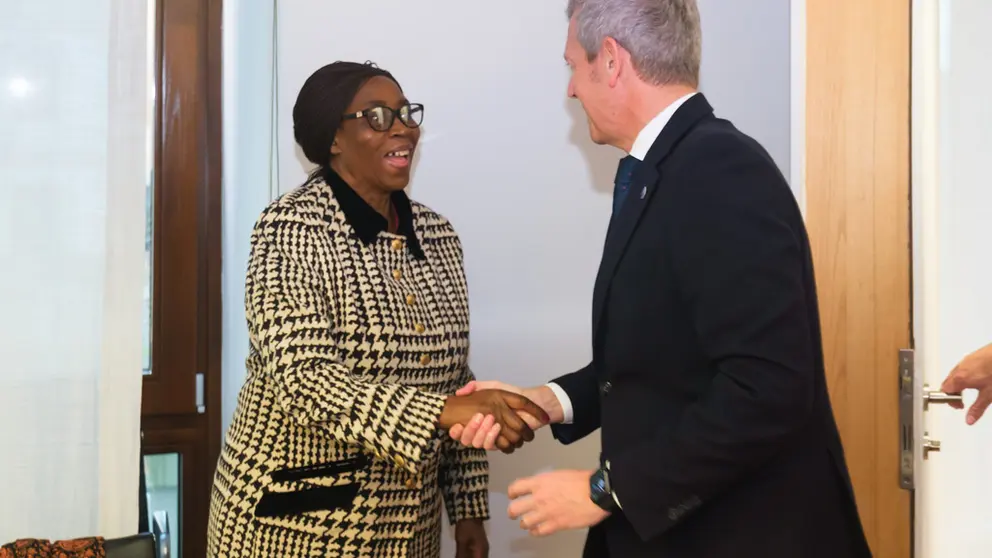 El presidente de la Xunta, Alfonso Rueda, y la embajadora de Sud&aacute;frica en Espa&ntilde;a,  Sankie D. Mthembi-Mahanyele.