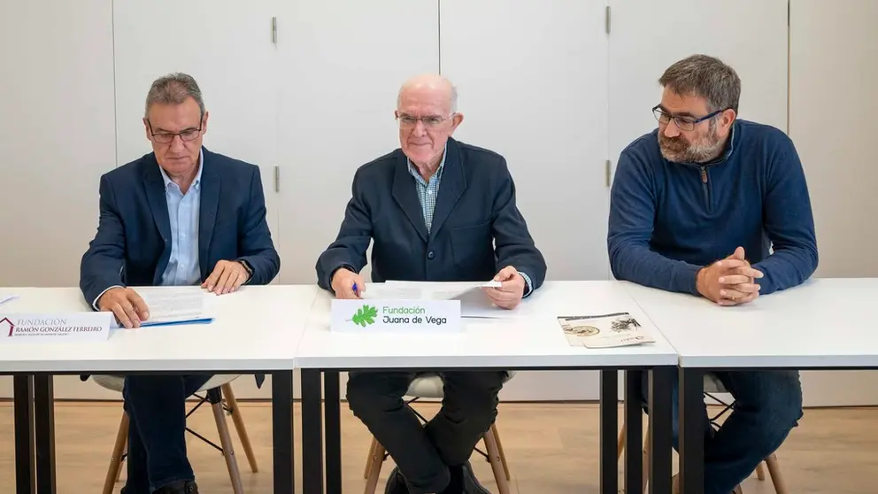 Enrique S&aacute;ez Ponte, presidente de la Fundaci&oacute;n Juana de Vega, y &Aacute;ngel Ferreiro Est&eacute;vez, presidente de la Fundaci&oacute;n Ram&oacute;n Gonz&aacute;lez Ferreiro, y Bernardo Varela, concejal de Allariz.