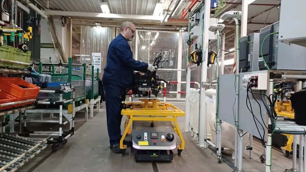Trabajador en la planta de Stellantis, en Vigo.