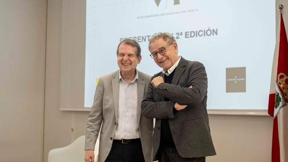 El presidente del CZFV, Abel Caballero, y el dise&ntilde;ador Roberto Verino, en la presentaci&oacute;n de la segunda edici&oacute;n de ViaTextil.