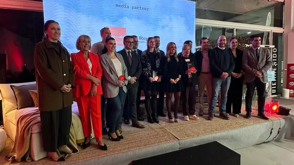 Foto de familia de premiados y autoridades en la entrega de los XII Premios AJE Ourense.