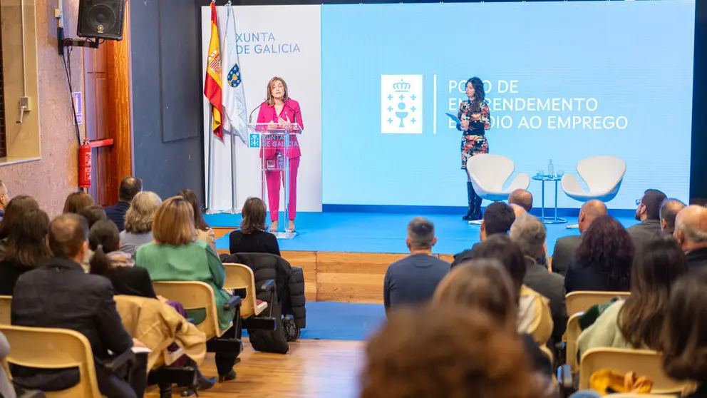 A conselleira de Promoci&oacute;n do Emprego e Igualdade, Elena Rivo, intervindo na inauguraci&oacute;n do polo de emprendemento do Porri&ntilde;o.