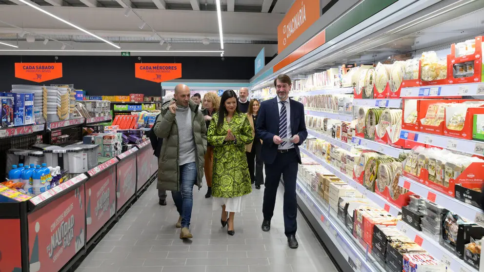 Victor Nieto, Nidia Ar&eacute;valo y Ma, en el supermercado Aldi de Mos.
