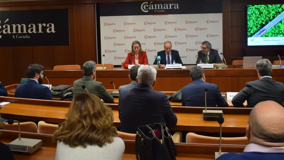 La conselleira Ethel V&aacute;zquez, el presidente de la C&aacute;mara Antonio Couceiro y el delegado de Iberdrola, Francisco Silva.