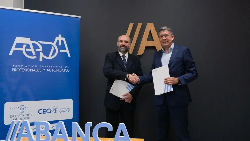 David Mart&iacute;nez, izquierda, y Mateo Alonso durante la firma del convenio de colaboraci&oacute;n.