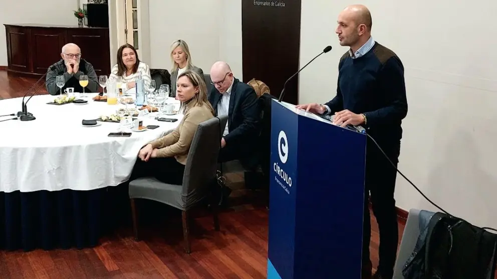 El alcalde de O Porri&ntilde;o, Alejandro Fern&aacute;ndez, en el desayuno informativo./WEB C&Iacute;RCULO.