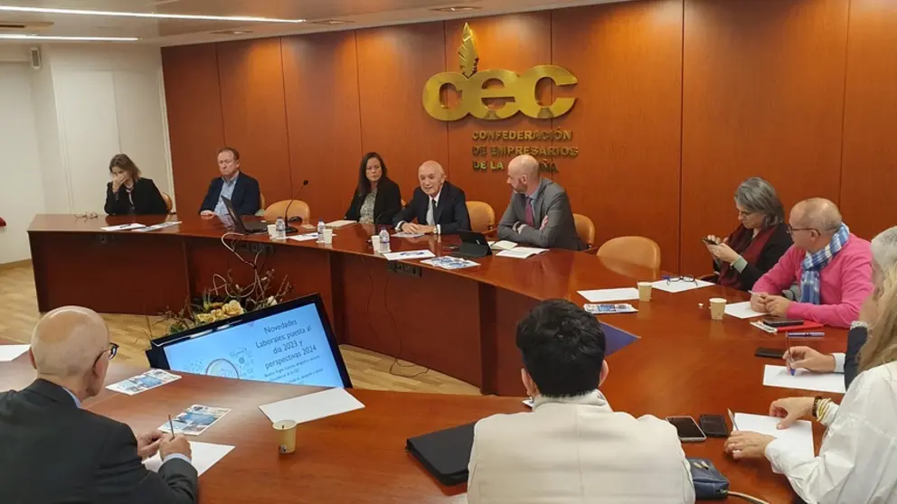 Asistentes a la jornada sobre novedades laborales en la CEC.