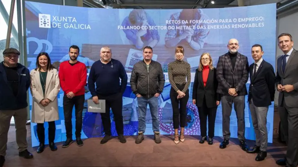 Zeltia Lado,no centro, na mesa sobre 'Retos da formaci&oacute;n para o emprego: falando co sector do metal e das enerx&iacute;as renovables'.