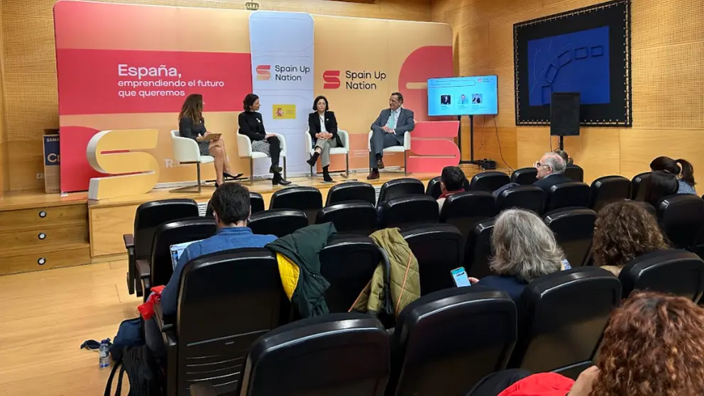 Raquel Roca, Carolina Rodr&iacute;guez, Josefa de Le&oacute;n y Luis Vilallonga, en el encuentro de Ourense de Spain Up Nation.
