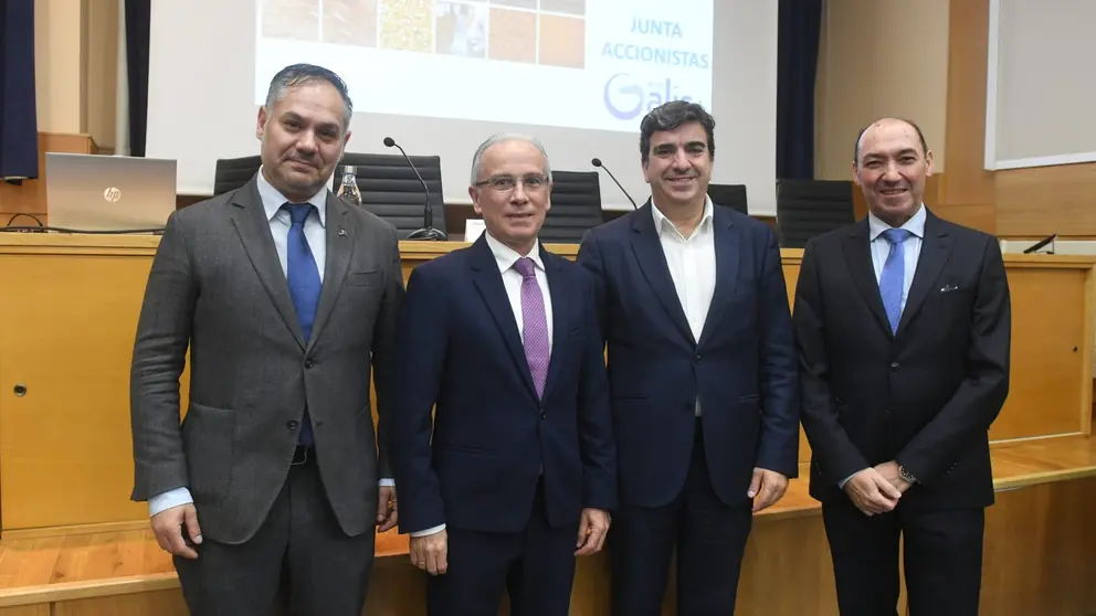 El presidente de la Autoridad Portuaria, Mart&iacute;n Fern&aacute;ndez Prado (2&ordm; por la der.) con directivos de la Agafac.