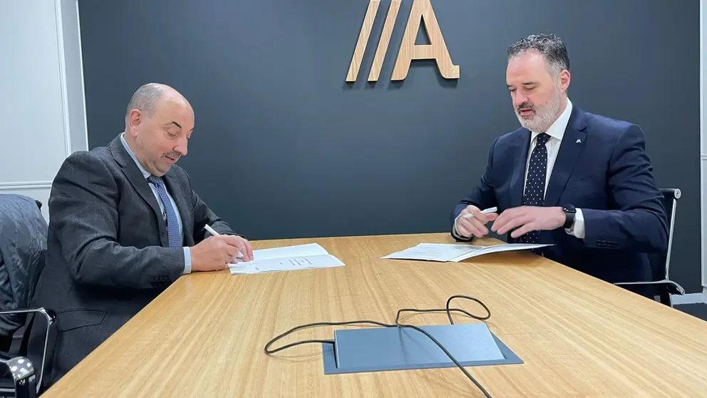 Jos&eacute; Antonio Rodr&iacute;guez Ara&uacute;jo (izquierda) y Rub&eacute;n Saavedra durante la firma del convenio de colaboraci&oacute;n.