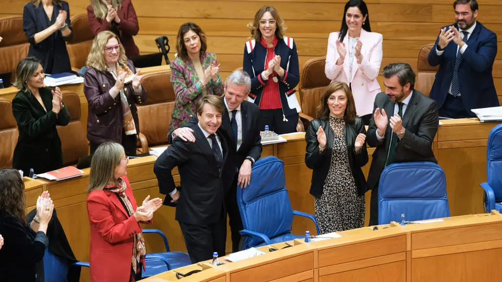 El conselleiro de Facenda e Administraci&oacute;n P&uacute;blica, Miguel Corgos, recibe la felicitaci&oacute;n del presidente de la Xunta, Alfonso Rueda, y el aplauso de los diputados populares, tras la aprobaci&oacute;n de los Presupuestos de 2024.