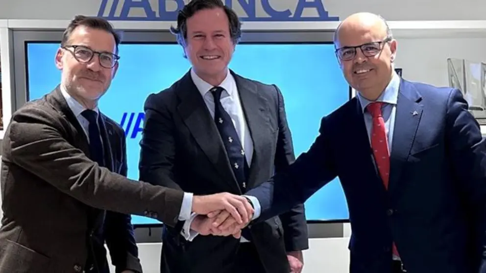 De izquierda a derecha, el director de Abanca Mar, Javier Fraga, el secretario general de Cepesca, Javier Garat; y el director ejecutivo de Banca Corporativa, Empresas y Pymes de Abanca, V&iacute;ctor Casal.