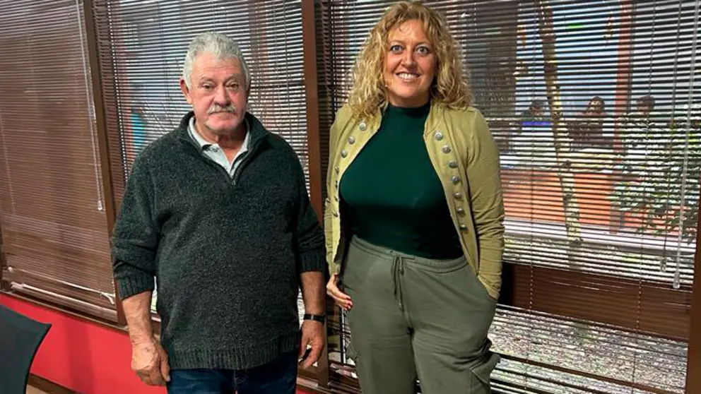 El representante de la empresa InsuaPesca junto a la gerente de Suelo Empresarial del Atl&aacute;ntico.