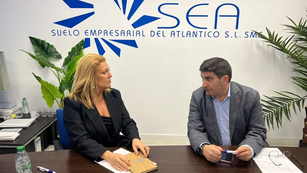 Beatriz Sestayo, gerente de SEA, y Pedro Blanco, delegado del Gobierno en Galicia, durante la reuni&oacute;n de trabajo