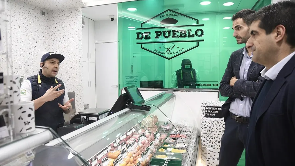 Visita do director xeral de Planificaci&oacute;n Enerx&eacute;tica e Recursos Naturais, Pablo Fern&aacute;ndez Vila, &aacute; carniccer&iacute;a Depueblo.