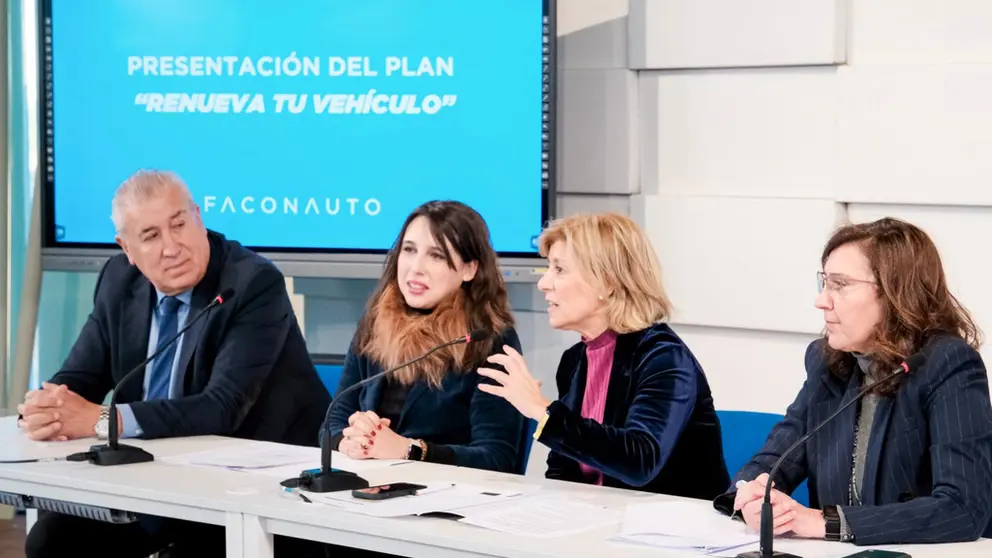 Mar&iacute;a Jes&uacute;s Lorenzana, segunda por la izquierda, durante la presentaci&oacute;n del plan "Renueva tu veh&iacute;culo".