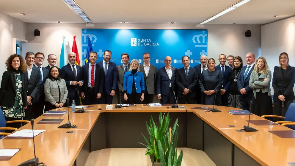 La directora del Igape (centro, de azul), con representantes de las SGR Sogarpo, Afigal e Iberaval.