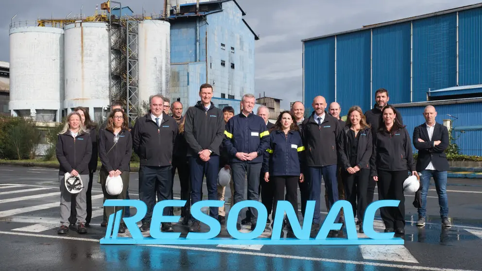 El presidente de la Xunta, Alfonso Rueda, y la conselleira de Econom&iacute;a, Industria e Innovaci&oacute;n, Mar&iacute;a Jes&uacute;s Lorenzana, con directivos y empleados de Resonac, en la planta de A Grela./D. CABEZ&Oacute;N. XUNTA