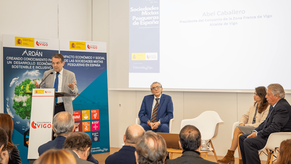 El presidente del CZFV, Abel Caballero, durante la presentaci&oacute;n del informe