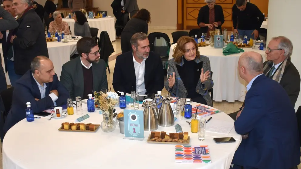 El presidente de ForoEsGal, Celso G&aacute;ndara, la conselleira de Promoci&oacute;n do Emprego e Igualdade, Elena Rivo, y los ponentes Ant&oacute;n Costas y Zigor , entre otros asistentes al Caf&eacute;
